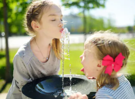 公園でよく見かける給水タップは、英語で『drinking fountain』と言います。