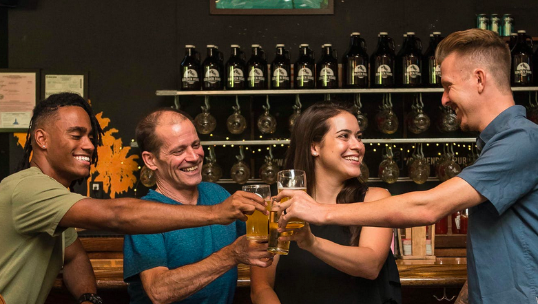 オーストラリアのパブでビールを注文する方法とおごり合い精神について